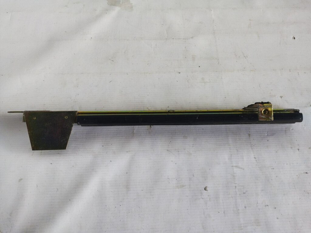 направляющая стекла правой двери б/у - 2